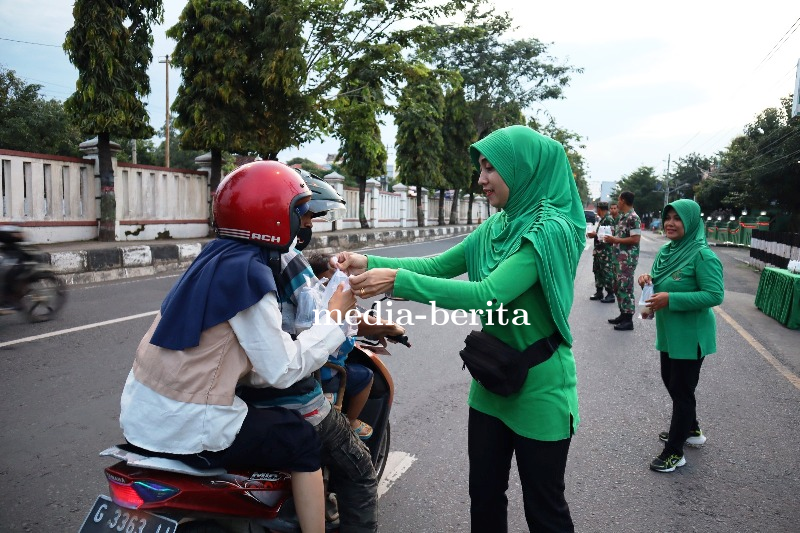 Persit Kodim Brebes Bagi-bagi Takjil Buka Puasa
