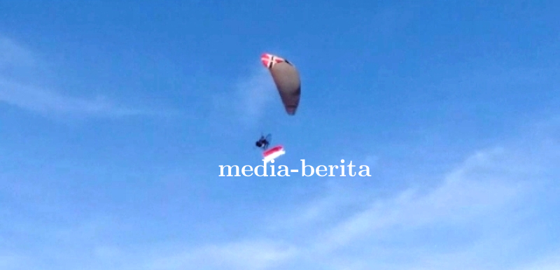 Pilot Paramotor Kibarkan Bendera Merah Putih di Langit Desa Rungkang Losari