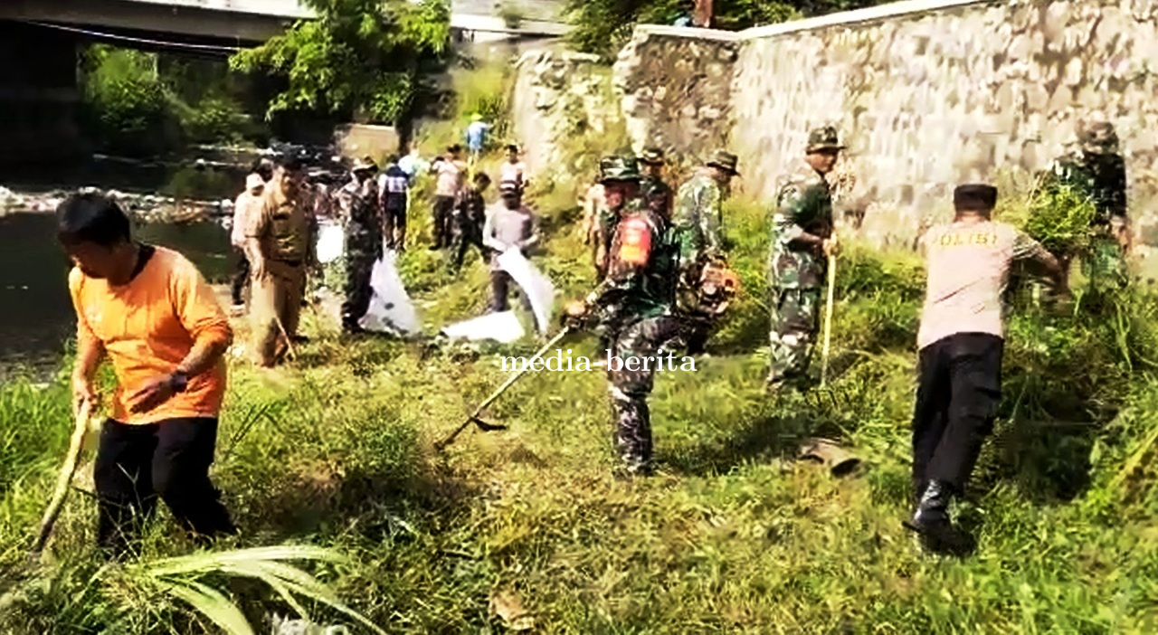 Pembersihan Semak Belukar dan Sampah di Bantaran Sungai Sibiuk Jatibarang