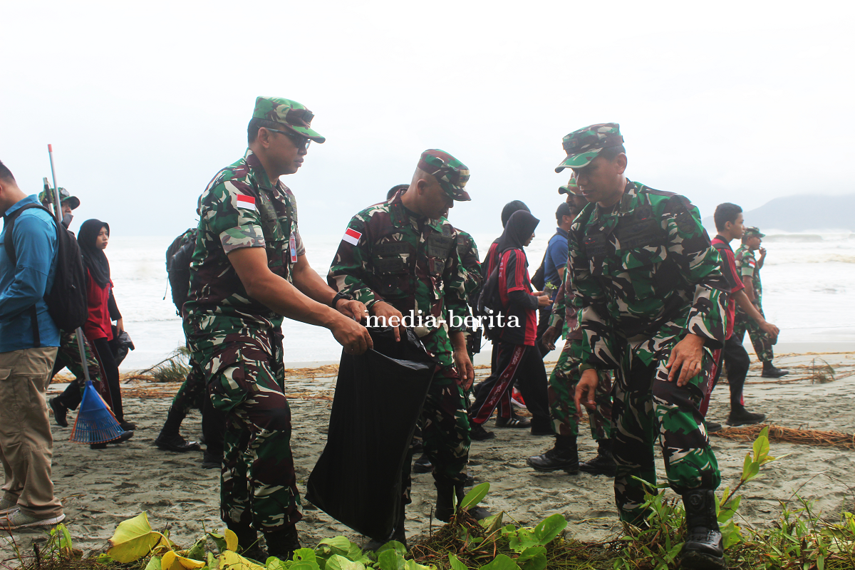 Kodim Jayapura Ikut Sukseskan Pembersihan Pantai dan Penanaman Ribuan Bibit Pohon Kelapa di Sepanjan