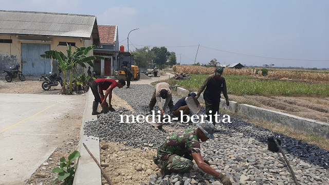 Satgas TMMD Kodim 0712 Tegal Kebut Penyelesaian Pengaspalan Jalan