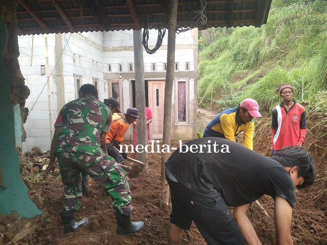 Dengan Gotong Royong, Babinsa Sertu Topik Bantu Warga Binaan Yang Tertimpa Longsor