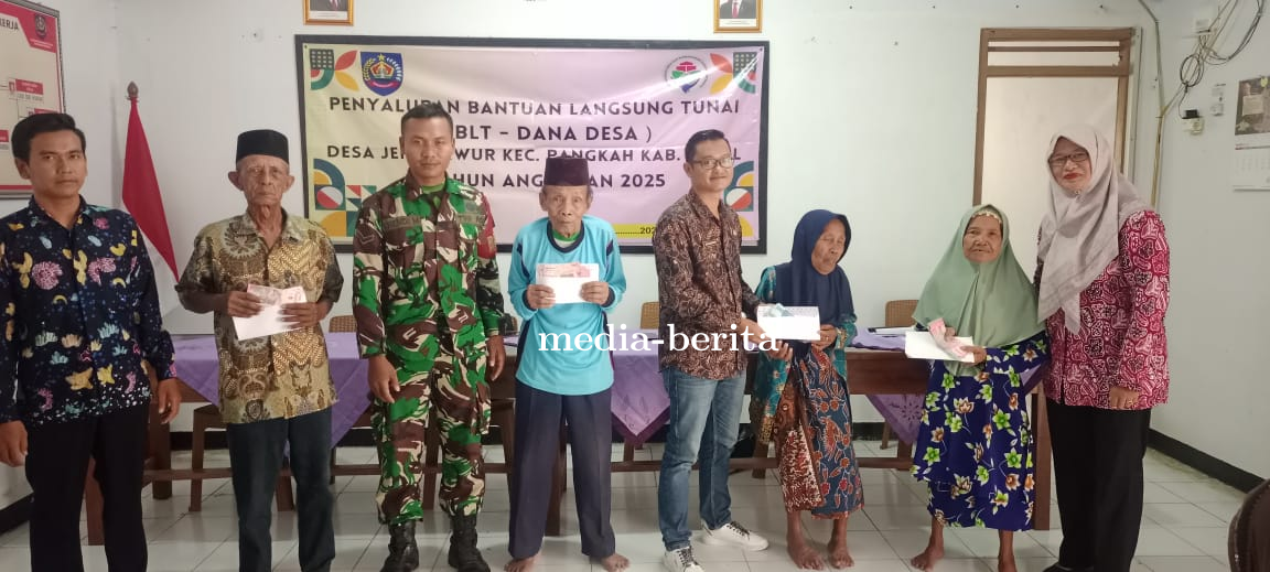 Babinsa Koramil 11 Pangkah Dampingi Penyaluran BLT DD di Desa Jenggawur