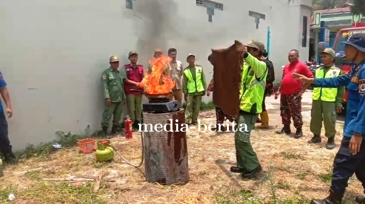 Simulasi Pemadaman Api Ringan di Lokasi TMMD Reguler