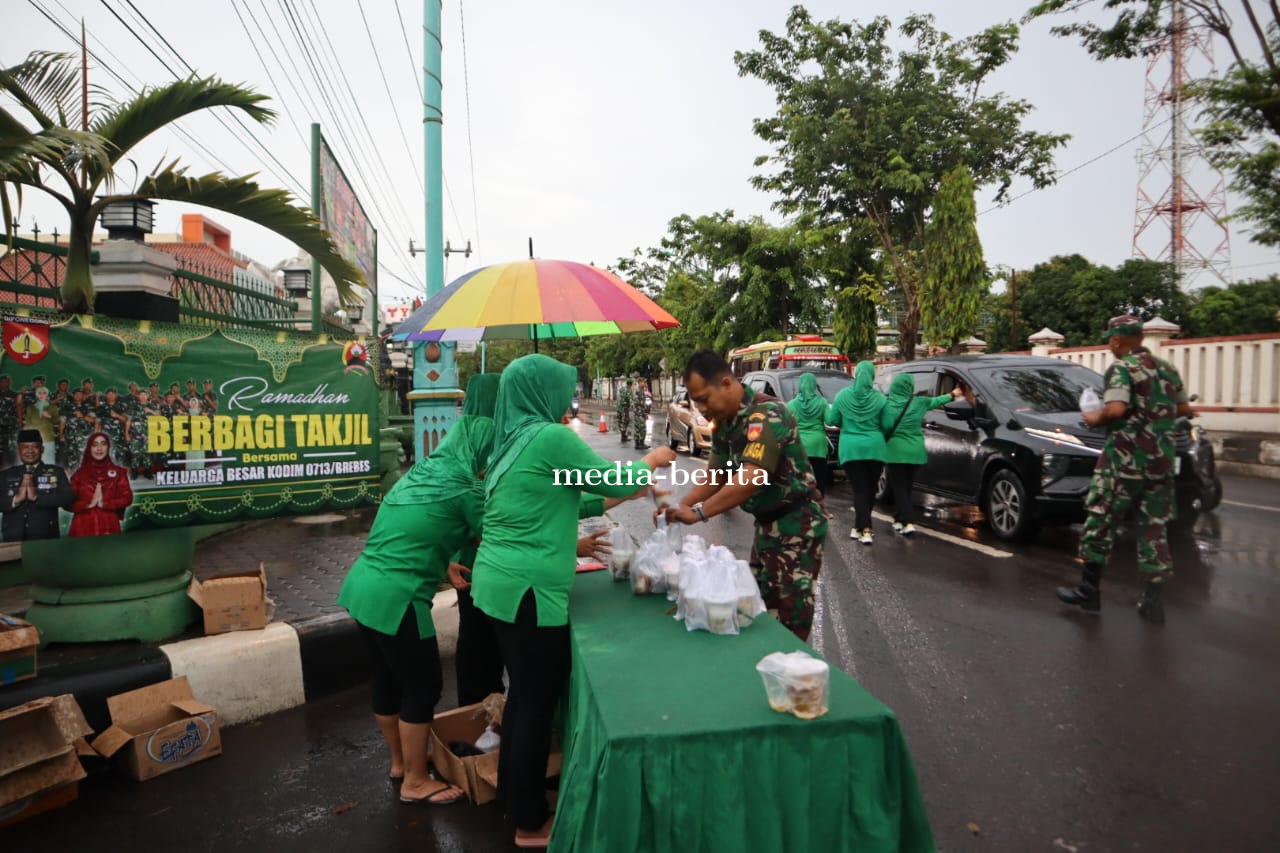 Keluarga Besar Kodim Brebes Kembali Bagikan Ratusan Takjil Buka Puasa