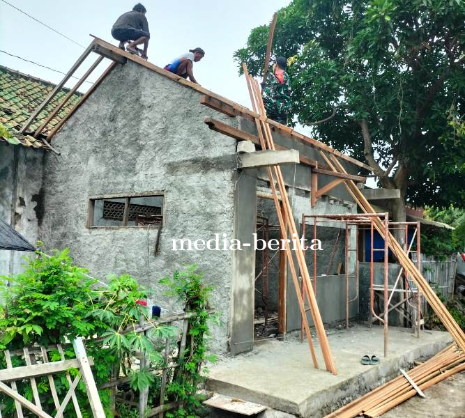 Babinsa Pasarbatang Motivasi Warga Bangun Pos Kamling