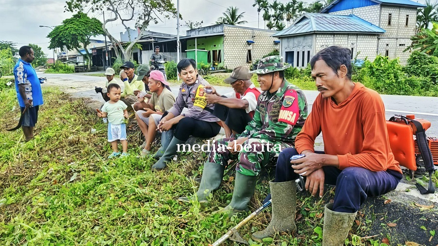 Babinsa dan Bhabinkamtibmas Bersama Warga Kompak Kerja Bakti Bersihkan Lingkungan