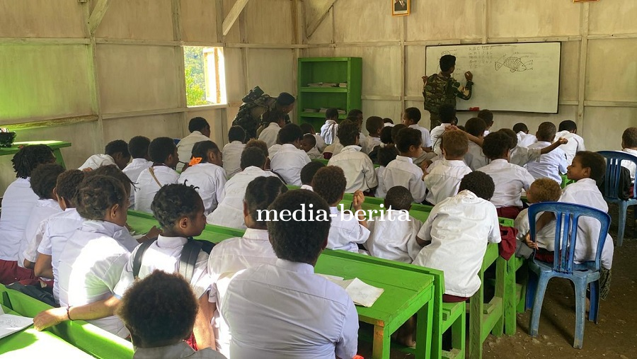 TNI Membawa Harapan, Mengajar Anak-Anak Tomka dengan Hati