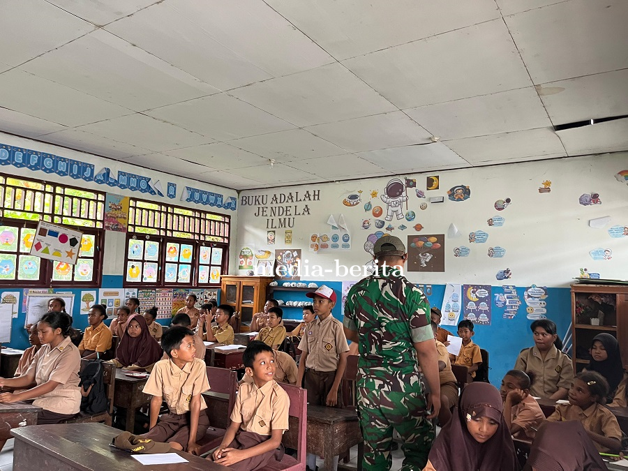 Kegiatan Sosialisasi Mengajar Bahasa Inggris Oleh Prajurit Yonif TP 860/NSK di SD Negeri Inpres 1 Wa