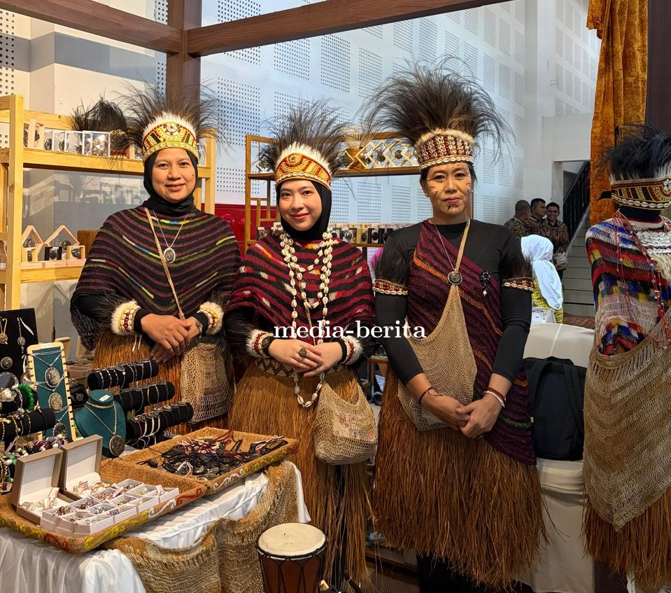 Eksotisme Papua Memukau Panggung Fashion Show Nasional Melalui Paduan Batik, Mutiara, dan Noken