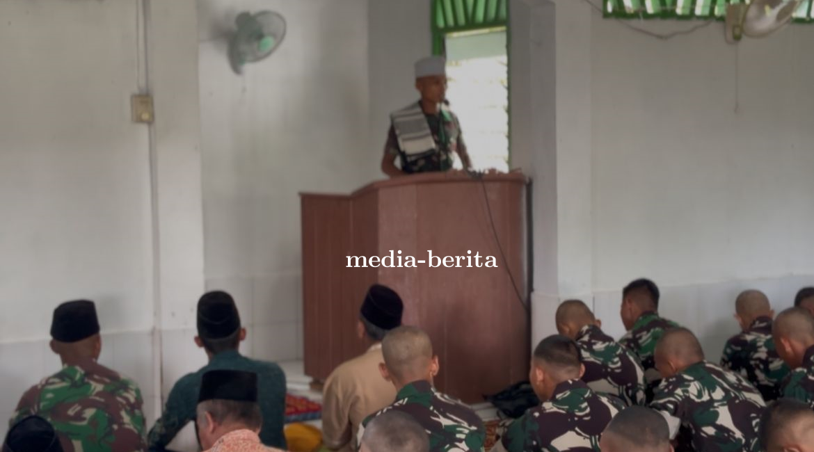 Prajurit Yonif TP 860/NSK Bersihkan Masjid dan Sholat Jumat Bersama Warga di Waropen
