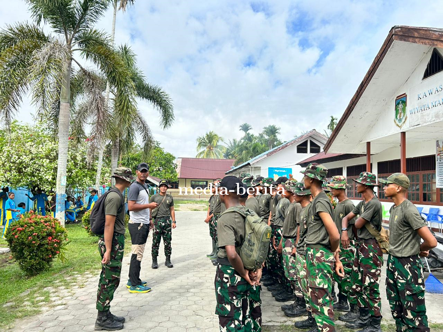 Prajurit Yonif TP 860/NSK Gelar Karya Bhakti di SMPN Urei Faisei, Wujud Nyata Kepedulian TNI