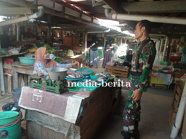 Pantau Harga Sembako Babinsa Koramil Talang Kodim 0712 Tegal Turun Ke Pasar Tradisional 