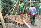 Pratu Firman dan Warga Bangun Pos Kamling