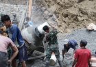 Pratu Farhan Berjibaku dengan Material Demi Percepat Pengecoran Jalan TMMD