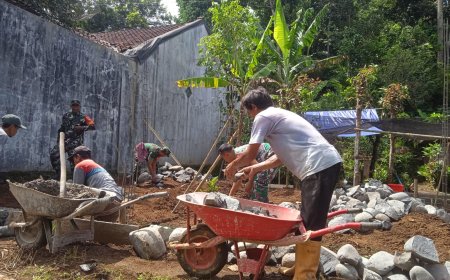 Danramil Dan Babinsa Bantu Pembuatan Pondasi Rumah Milik Warga Binaan