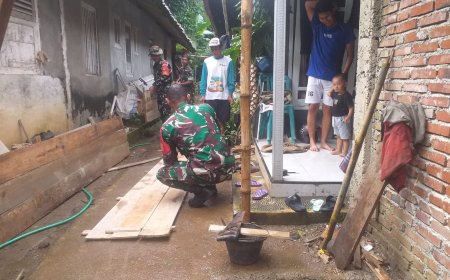 Babinsa Koramil 13 Banjarmangu Sigap Bantu Warga Bangun RTLH