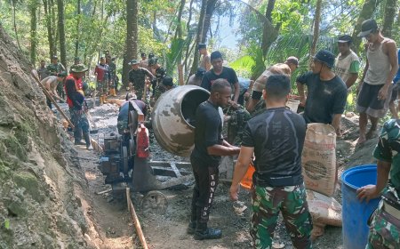 Satgas TMMD dan Warga Lanjutkan Pengecoran Jalan Harapan Kian Terbentang di Gumelem Kulon