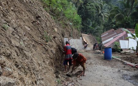 Minto Tak Kenal Lelah Langsir Tanah Demi Talud Kokoh untuk Desa