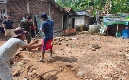 Gotong Royong Bongkar RTLH Langkah Awal Menghadirkan Rumah Layak untuk Pak Toid