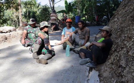 Di Tengah Istirahat Canda Serma Supriyono dan Suryoko Pererat Kemanunggalan TNI-Rakyat di Lokasi TMMD