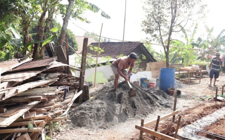 Tangan Risanto Ikut Merangkai Harapan Baru untuk Rumah Pak Toid
