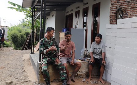 Di Sela Pembangunan RTLH Serda Ristiyanto Pererat Kedekatan dengan Warga Lewat Komsos