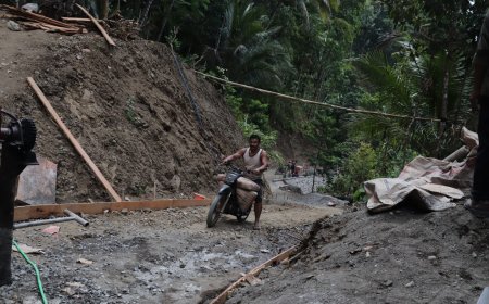 Motor Andalan Edi Jadi Penggerak Harapan Langsir Semen Demi Jalan Baru di Gumelem Kulon
