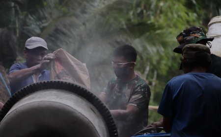 Satu Karung Semen Satu Tekad Bersama Kekompakan Pratu Diki dan Tono Percepat Pembangunan Jalan TMMD