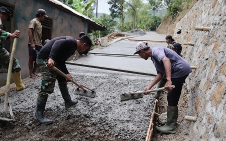 Sentuhan Terakhir Penentu Kualitas Serma Ngatman dan Warga Ratakan Beton Demi Jalan yang Kokoh