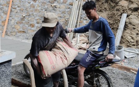 Motor Hilir Mudik Demi Jalan Desa