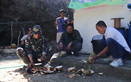 Kelapa Muda Pelepas Dahaga Satgas TMMD Reg 129