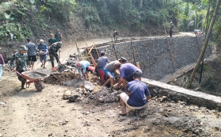 Semangat Gotong Royong Pacu Pembangunan Talud TMMD Capai 50 Persen