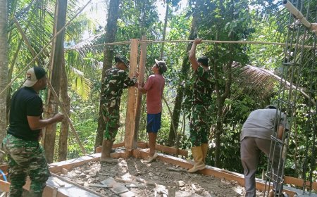 Sertu Agus dan Warga Kompak Pasang Bekisting Pos Kamling TMMD