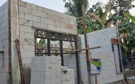 Rumah Pak Toid Mulai Tampak Utuh Kusen Terpasang Berkat Gotong Royong TMMD