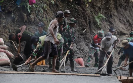 Serka Munasibun dan Warga Berpacu Waktu Rampungkan Rabat Beton TMMD