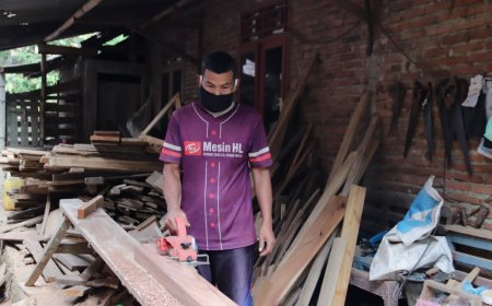 Rosadi Sumbangkan Keahlian Tukang Kayu untuk RTLH Bu Misem di TMMD