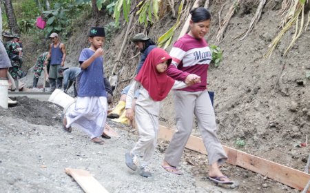 Ibu Ati dan Buah Hati Saksikan Pembangunan Jalan TMMD