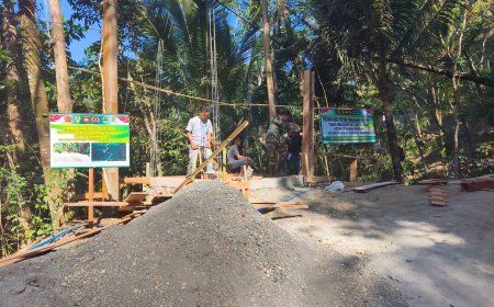Sekdes Gumelem Kulon Turun Tangan Bangun Pos Kamling Bersama Satgas TMMD