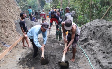 Sartono Cangkul Pasir Demi TMMD Reguler ke-129 Gumelem Kulon