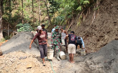 Pelda Ratam dan Warga Kompak Angkut Ember Gotong Royong Percepat Pengecoran TMMD
