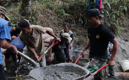 Pratu Iwan Sigap Dorong Angkong Semangat Tanpa Henti Demi Rampungnya Jalan TMMD