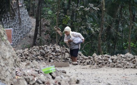 Mbah Sariyem Tak Mau Tinggal Diam Karung Batu Kecil Jadi Bukti Semangat Gotong Royong