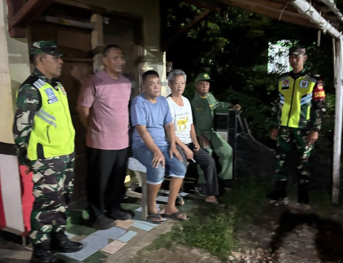 Koramil 02 Klampok Bersama Warga Dan Satlinmas Melaksanakan Kegiatan Siskamling
