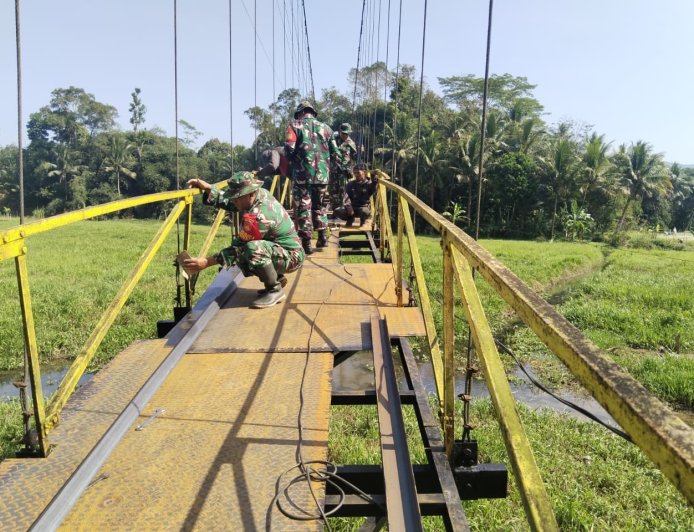 Kodim 0704 Banjarnegara Bangun Jembatan Gantung Garuda Tahap IV Hubungkan Dua Dusun di Desa Karangkemiri