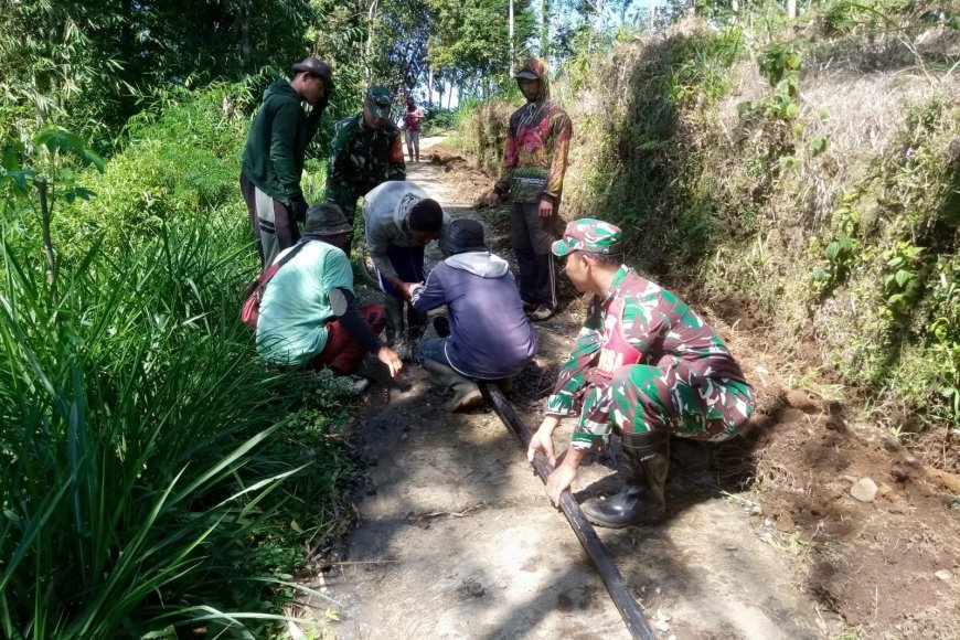 Satgas TMMD Kodim 0704 Banjarnegara Bersama Warga Pasang Pipanisasi Perkuat Akses Air Bersih Hingga Kalibening