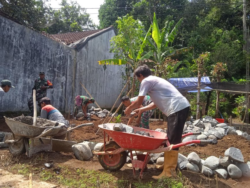 Danramil Dan Babinsa Bantu Pembuatan Pondasi Rumah Milik Warga Binaan
