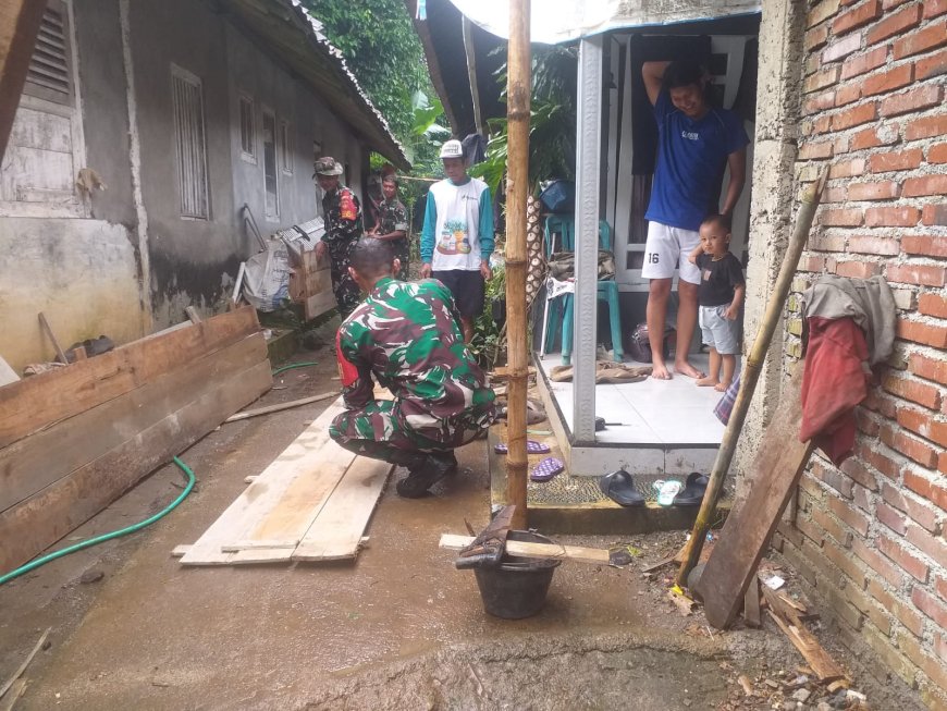 Babinsa Koramil 13 Banjarmangu Sigap Bantu Warga Bangun RTLH