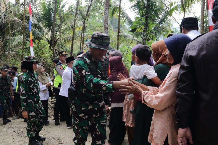 Pembukaan TMMD Reguler ke-129 Disambut Antusias Anak sekolah Serta Warga Gumelem Kulon