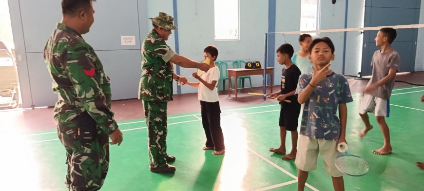 Senyum Anak Desa Warnai TMMD Satgas Bagikan Peralatan Olahraga di Gumelem Kulon